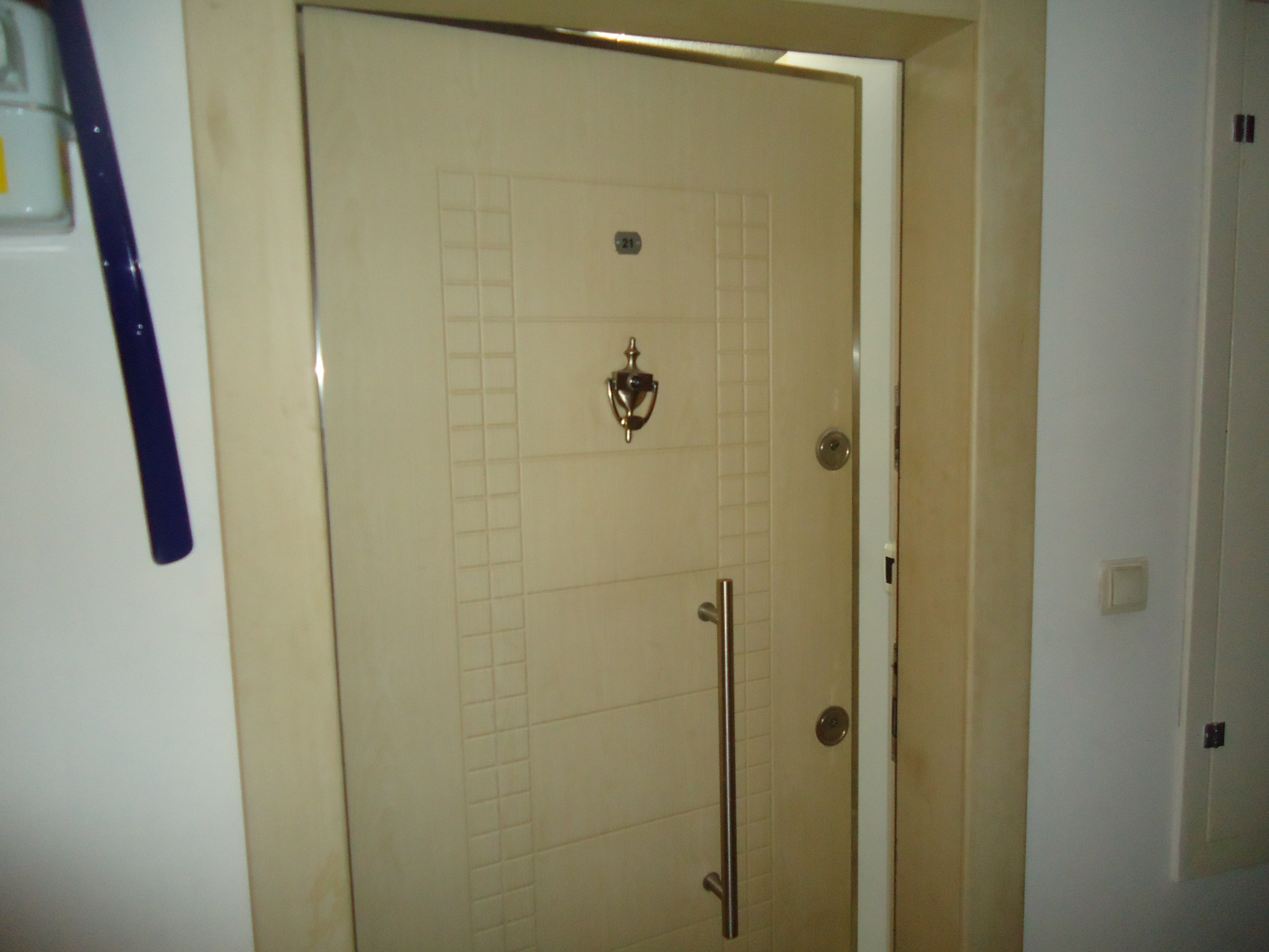 KRC'DEN MERKEZİ KONUMDA KATTA SATILIK 2+1 DAİRE