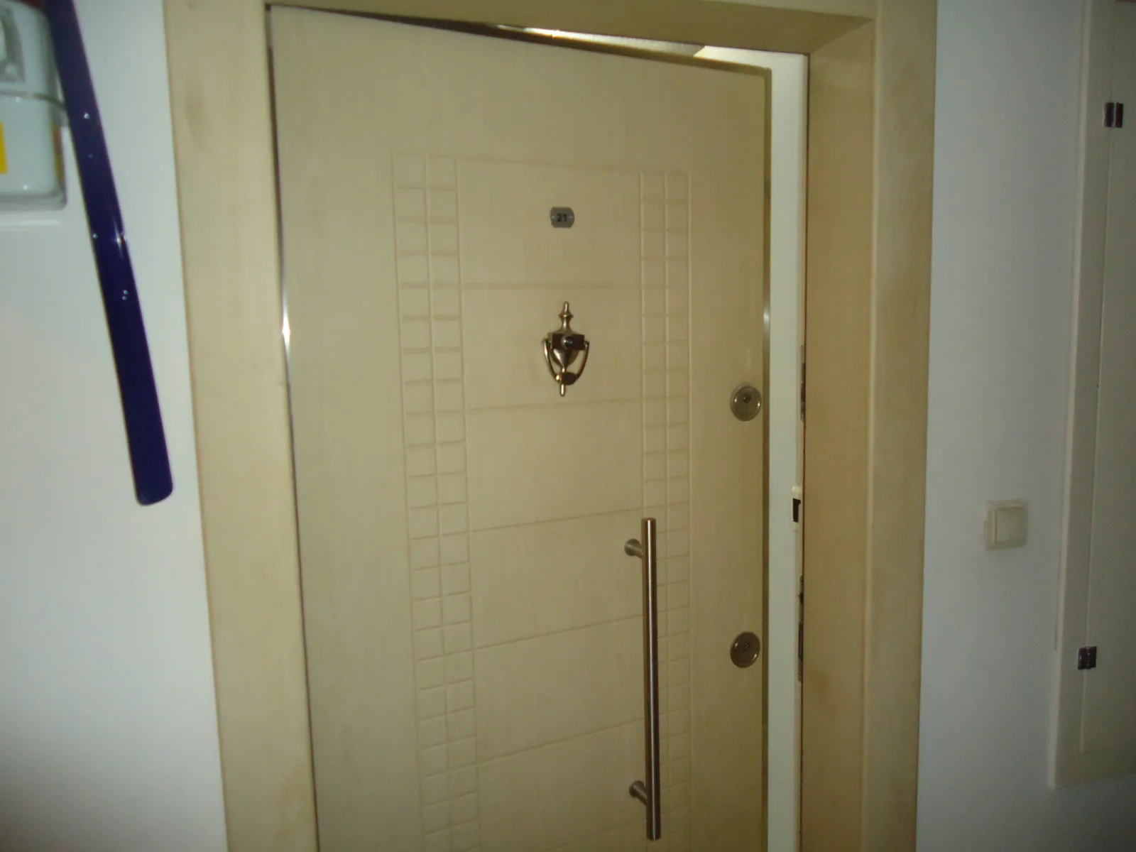 KRC'DEN MERKEZİ KONUMDA KATTA SATILIK 2+1 DAİRE