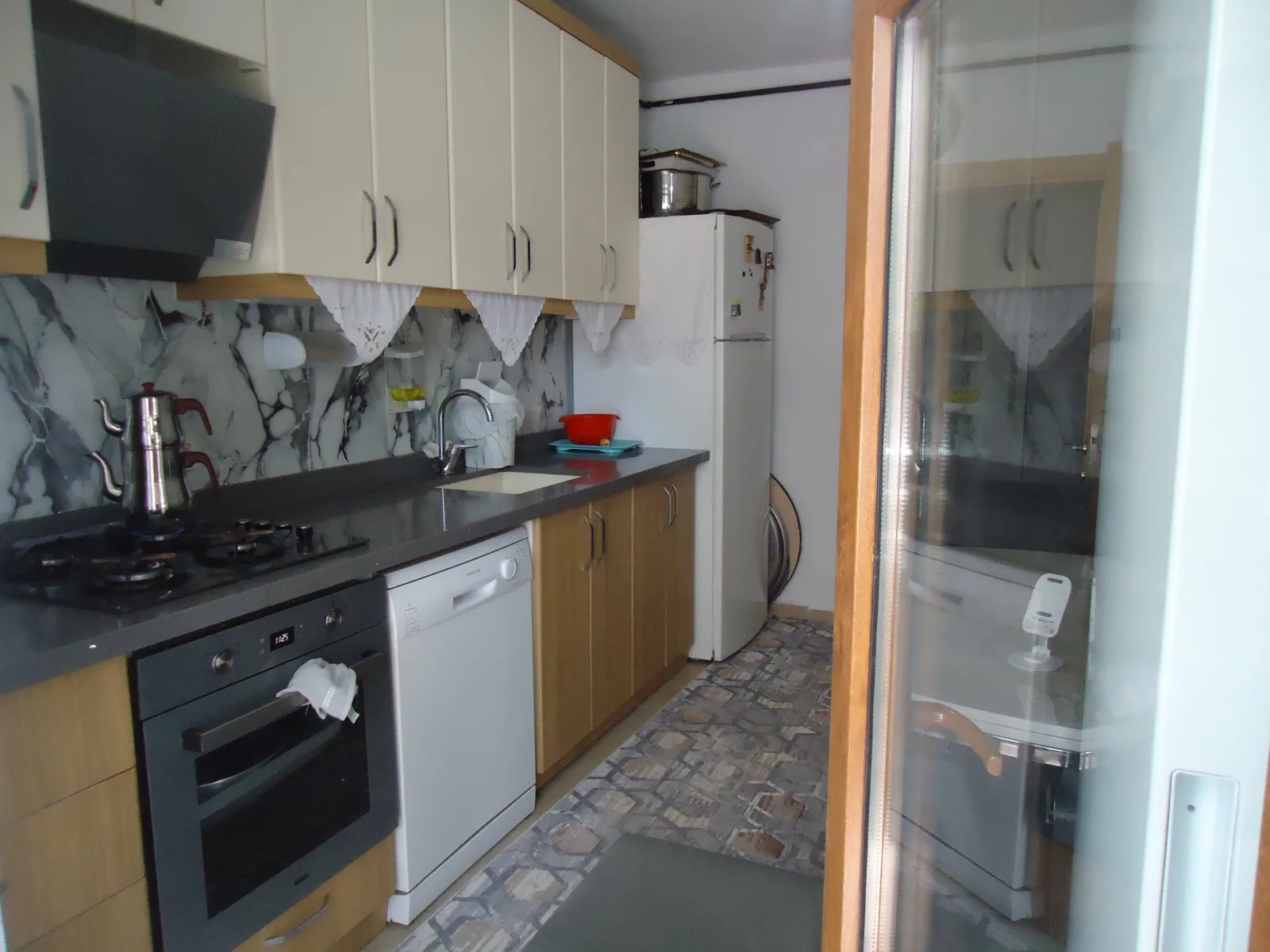 KRC^DEN MERKEZİ KONUMDA SATILIK GİRİŞ KAT 3+1 DAİRE