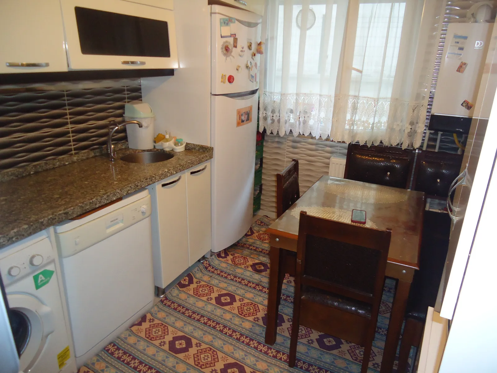 KRC'DEN MERKEZİ KONUMDA ARA KATTA SATILIK 3+1 DAİRE