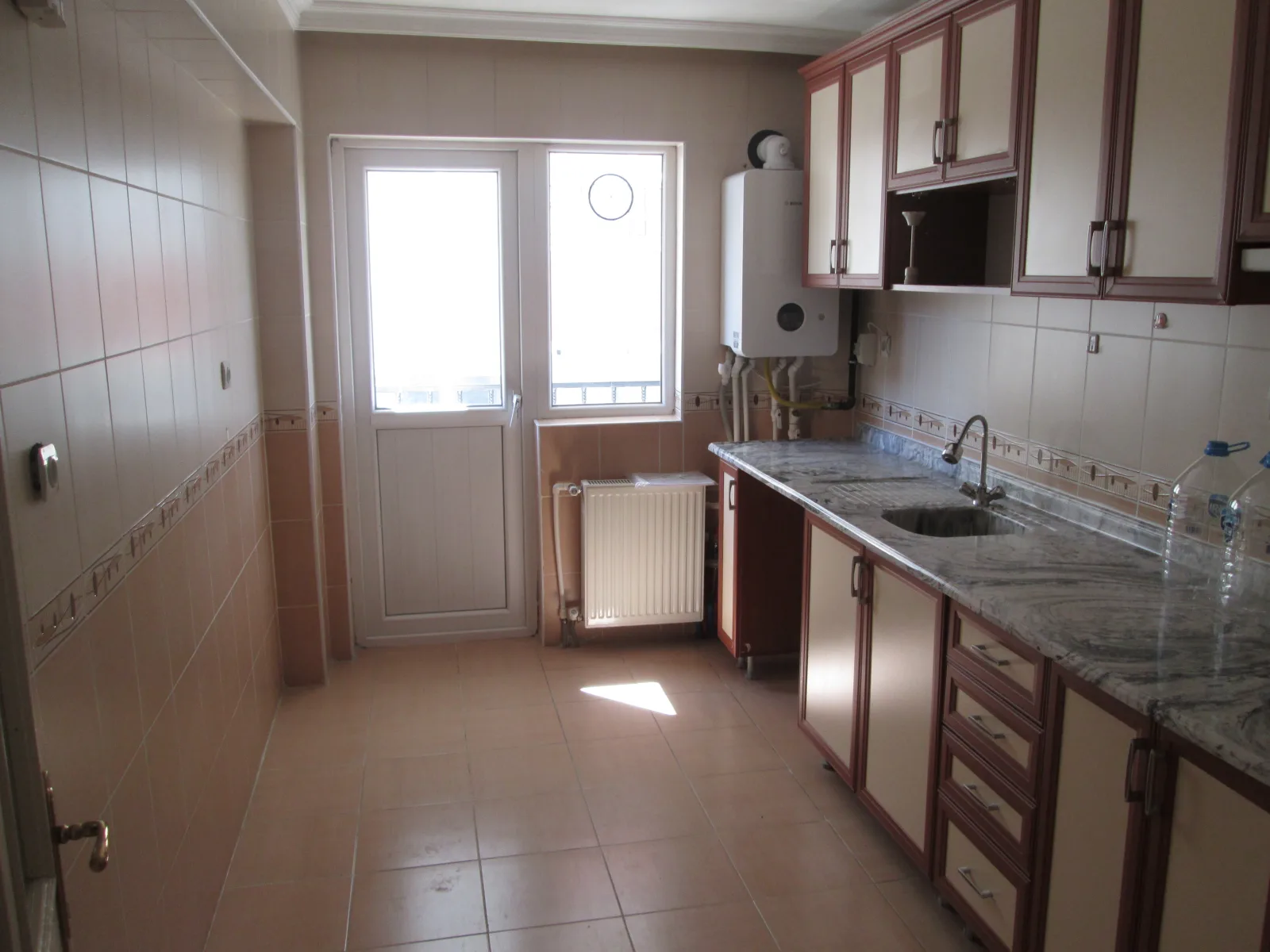 KRC'DEN MERKEZİ KONUMDA KATTA SATILIK 3+1 DAİRE